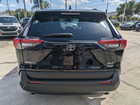 Used 2025 Toyota RAV4 XLE w/ Convenience Package FWD image 5