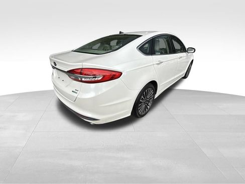 Used 2017 Ford Fusion SE w/ Fusion SE Technology Package FWD image 5