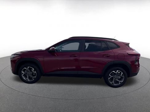Used 2025 Chevrolet Trax LT FWD image 8