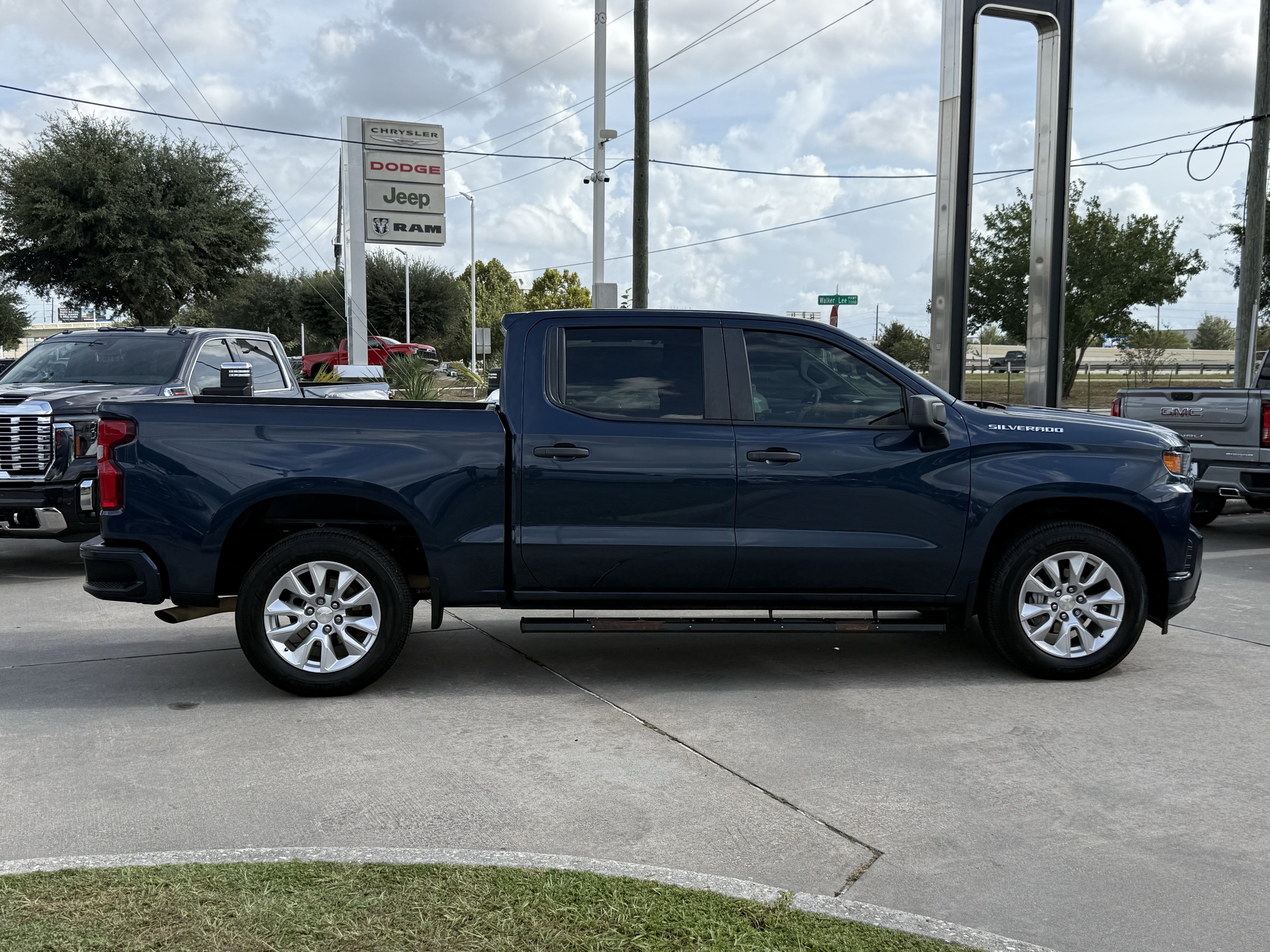 Used 2020 Chevrolet Silverado 1500 Custom w/ Custom Value Package RWD image 3
