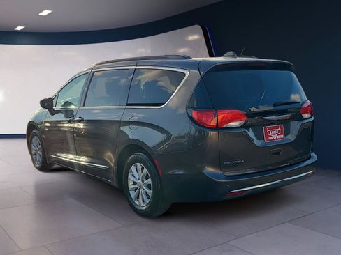 Used 2017 Chrysler Pacifica Touring-L FWD image 3