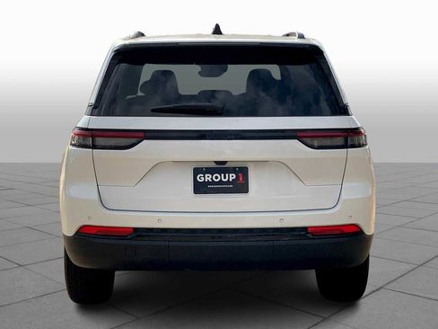 New 2025 Jeep Grand Cherokee Altitude image 4