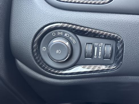 Used 2023 Jeep Renegade Latitude w/ Premium Group AWD/4WD image 34