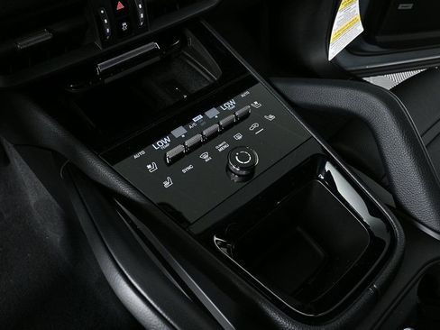 Certified 2025 Porsche Cayenne Coupe image 17