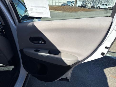 Used 2018 Honda HR-V LX image 35