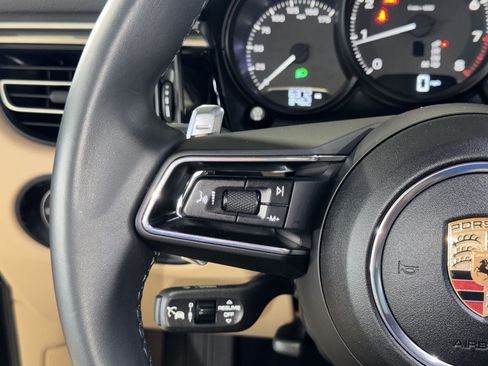 Used 2025 Porsche Macan AWD/4WD image 22