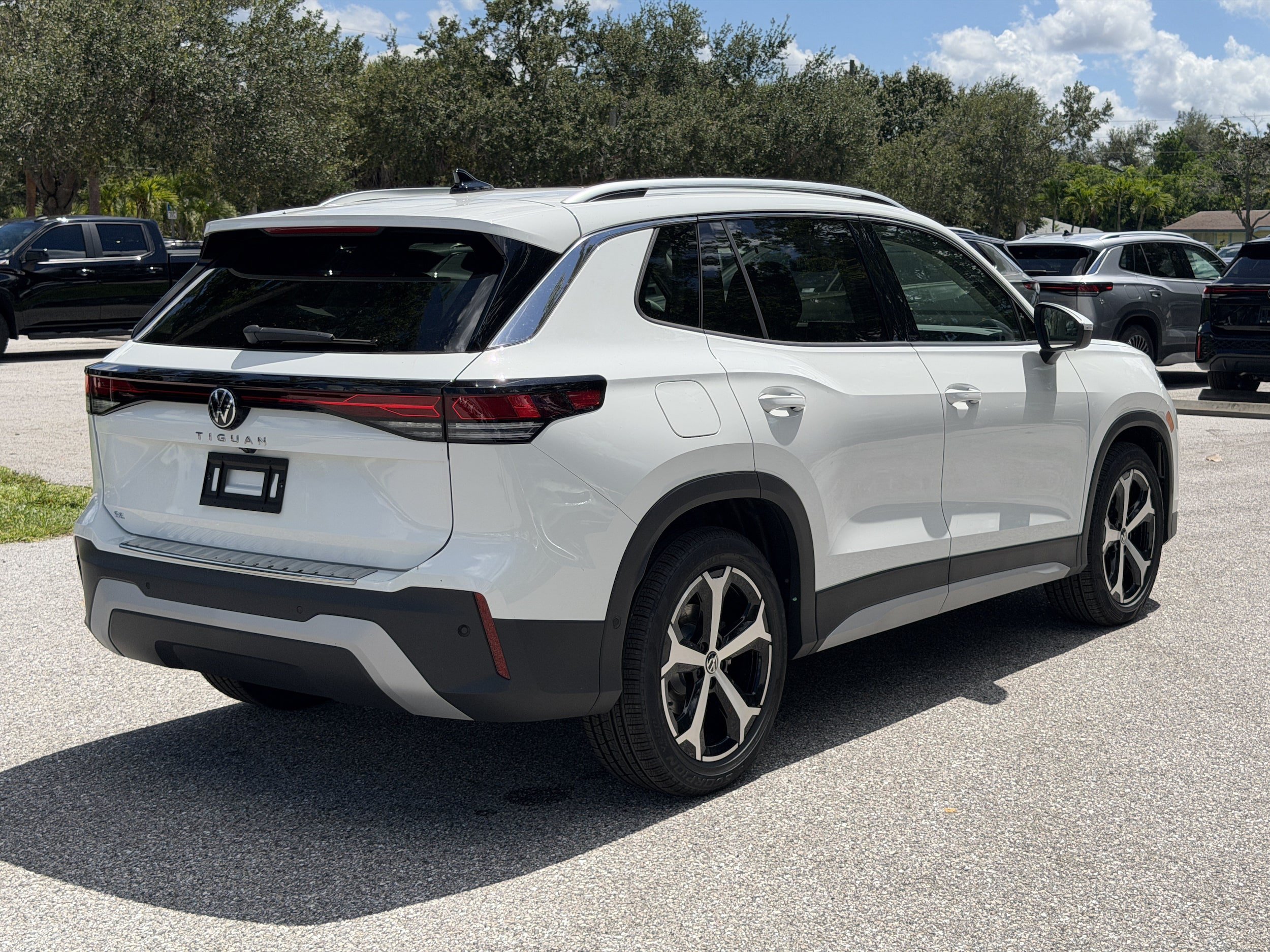 New 2026 Volkswagen Tiguan SE FWD image 7