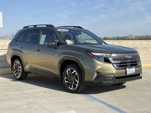 Used 2025 Subaru Forester Premium image 2