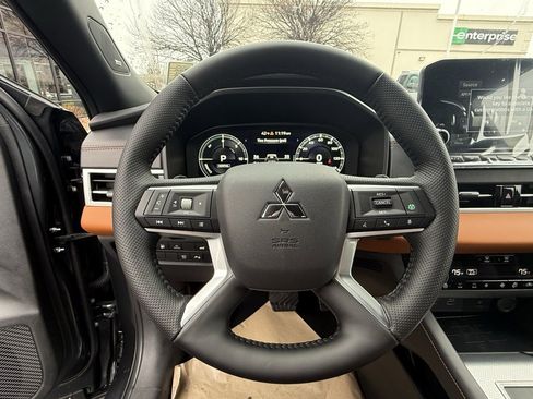 Used 2025 Mitsubishi Outlander SEL image 14