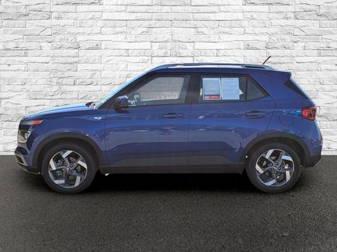 Used 2025 Hyundai Venue SEL FWD image 2