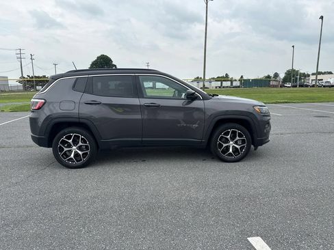 Used 2024 Jeep Compass Limited AWD/4WD image 4