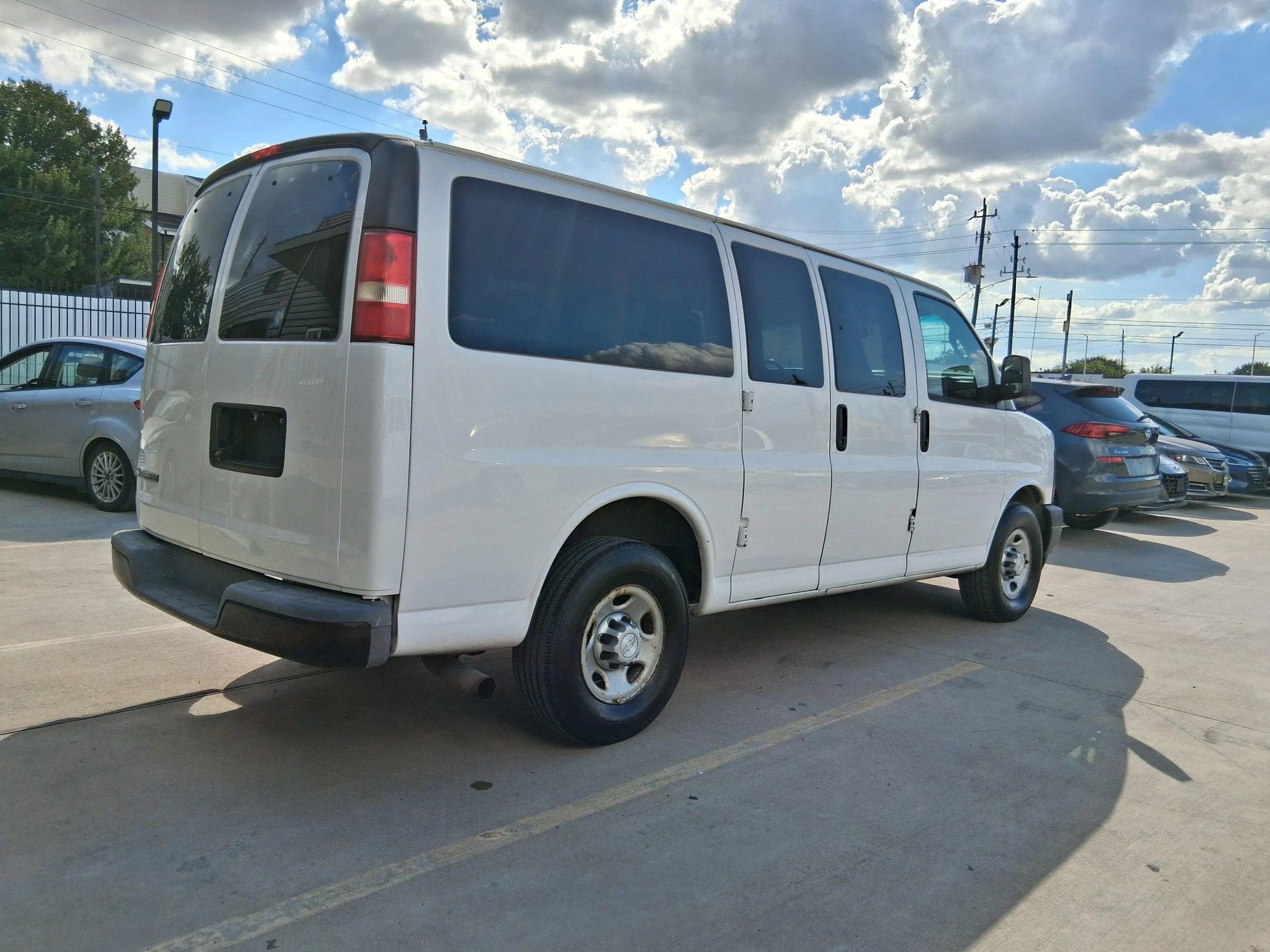 Used 2017 Chevrolet Express 2500 LS RWD image 9