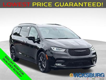 New 2026 Chrysler Pacifica Limited w/ Uconnect Theater Family Group