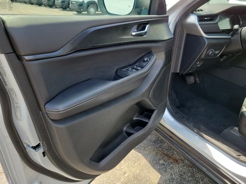 Used 2025 Jeep Grand Cherokee Laredo AWD/4WD image 6
