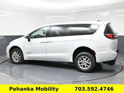 Used 2024 Chrysler Pacifica Touring-L FWD image 22