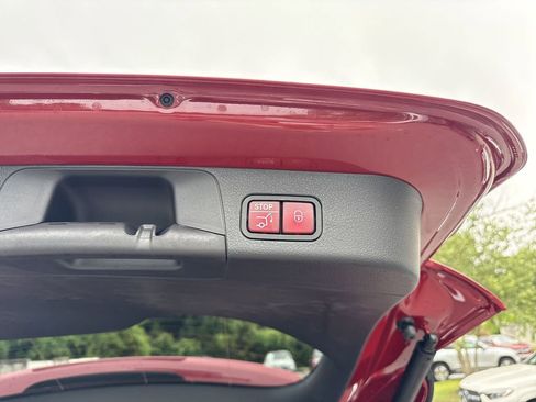 New 2025 Mercedes-Benz GLB 250 image 16