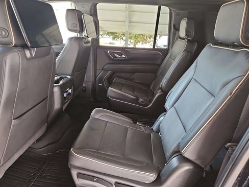 Used 2021 GMC Yukon XL SLT w/ Rear Media and Nav Package AWD/4WD image 18