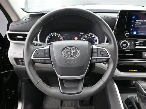 Used 2024 Toyota Highlander XLE image 8