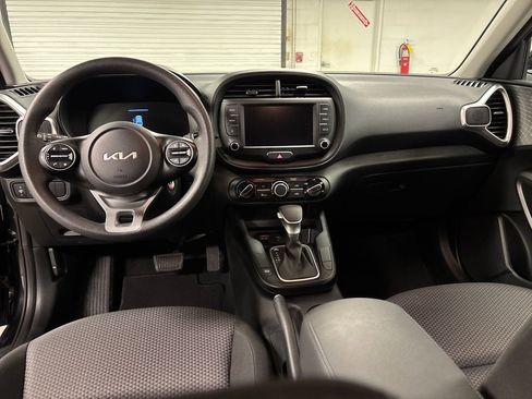 Used 2025 Kia Soul LX w/ LX Technology Package FWD image 26