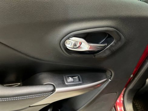 Used 2019 Jeep Cherokee Latitude w/ Popular Appearance Group FWD image 21