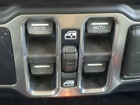 Used 2019 Jeep Wrangler Unlimited Sahara w/ Safety Group image 22