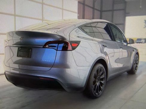 Used 2024 Tesla Model Y Long Range AWD/4WD image 2
