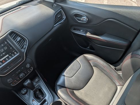Used 2020 Jeep Cherokee Trailhawk w/ Comfort/Convenience Group AWD/4WD image 11