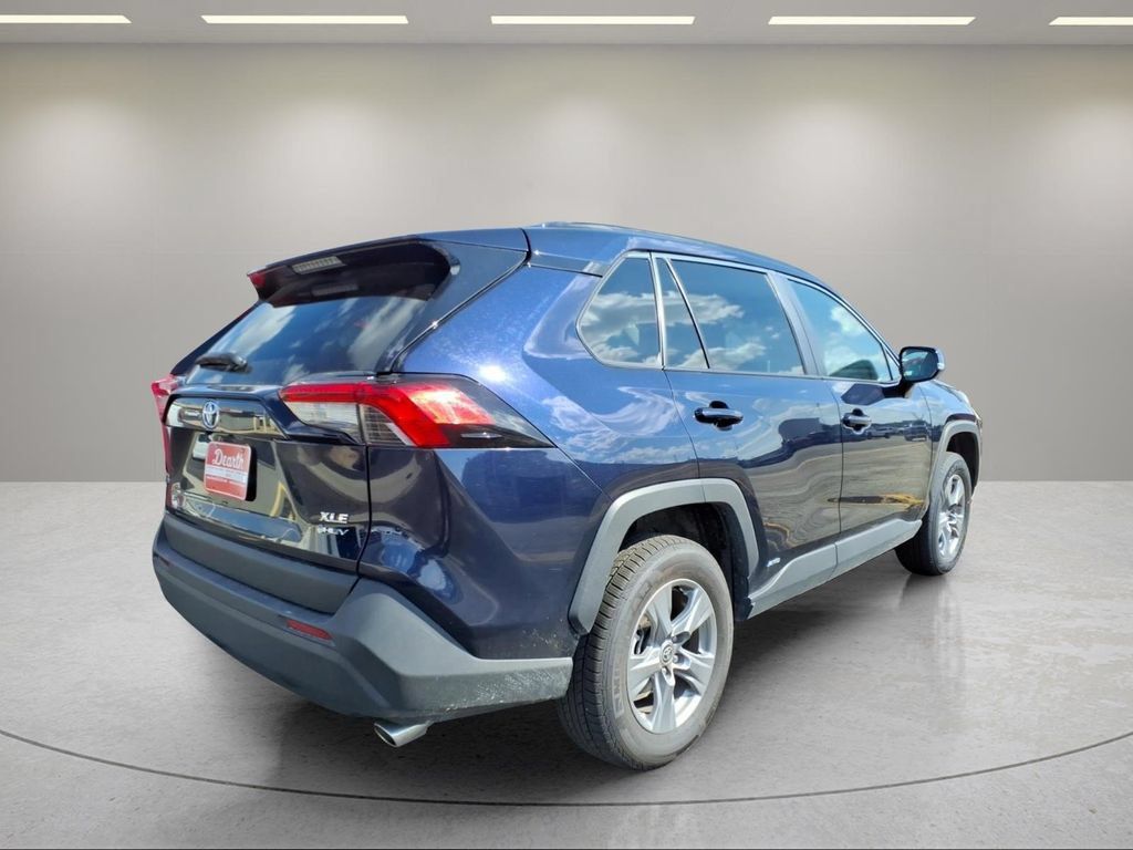 Used 2025 Toyota RAV4 XLE AWD/4WD image 3