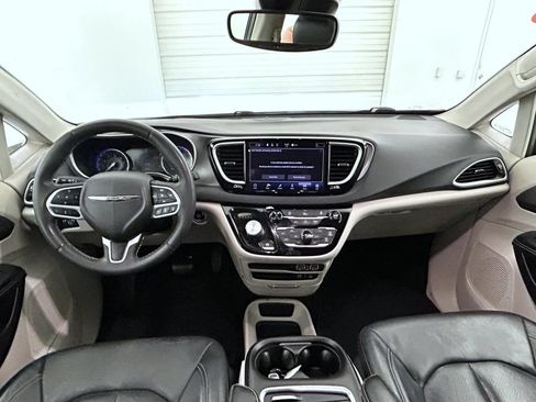 Certified 2022 Chrysler Pacifica Touring-L FWD image 13