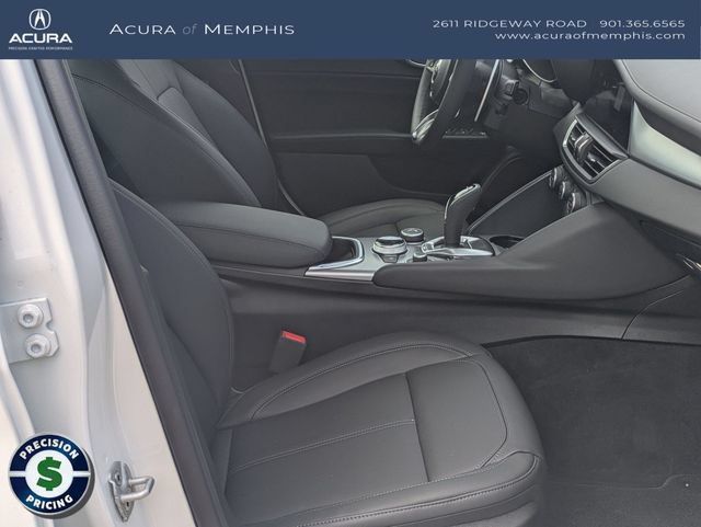 Used 2025 Alfa Romeo Giulia AWD image 30