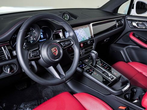 Certified 2025 Porsche Macan image 4