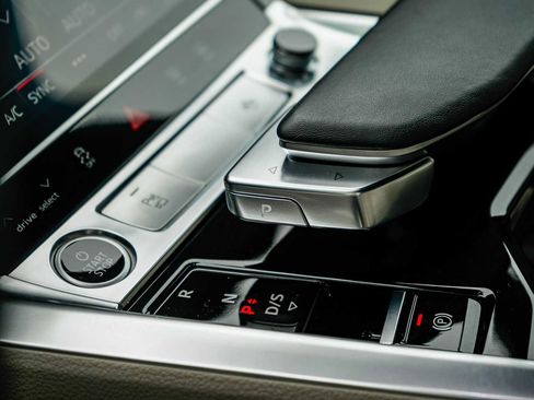 Used 2024 Audi Q8 e-tron Premium Plus w/ Premium Plus Package image 20