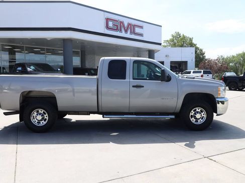 Used 2009 Chevrolet Silverado 2500 LT w/ Interior Plus Package AWD/4WD image 7