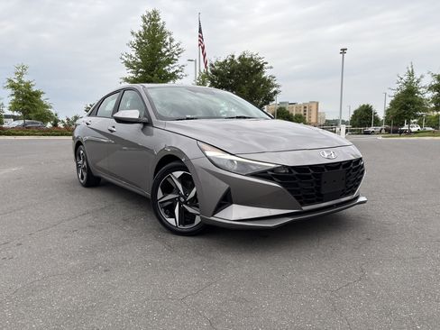 Used 2023 Hyundai Elantra SEL w/ Convenience Package FWD image 2