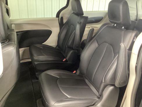 Used 2024 Chrysler Pacifica Limited FWD image 29