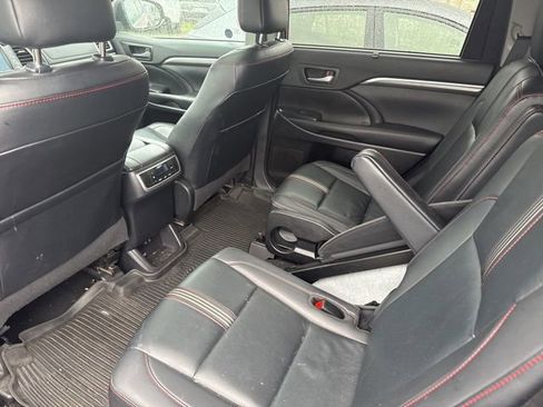 Used 2019 Toyota Highlander SE image 16
