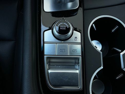 Used 2025 Genesis G70 2.5T image 23