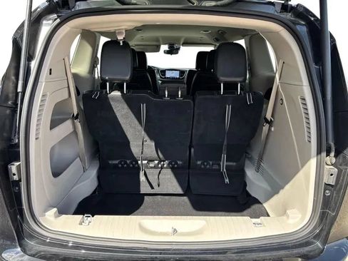 Used 2024 Chrysler Pacifica Touring-L FWD image 34