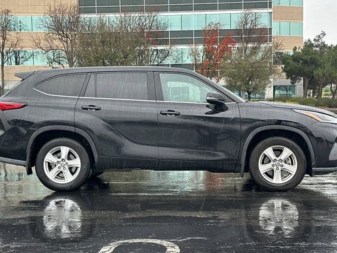 Used 2021 Toyota Highlander LE image 3