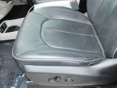 Used 2017 Chrysler Pacifica Limited image 17