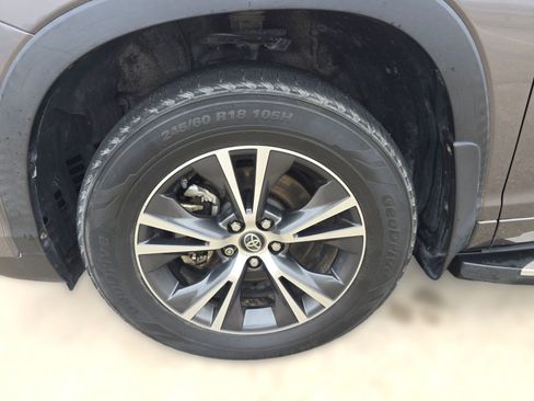 Used 2017 Toyota Highlander LE image 11