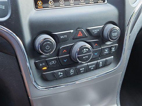 Used 2018 Jeep Grand Cherokee Laredo AWD/4WD image 30