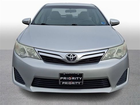Used 2013 Toyota Camry LE image 2