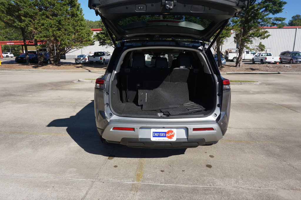 Used 2024 Nissan Pathfinder SL w/ SL Premium Package FWD image 18