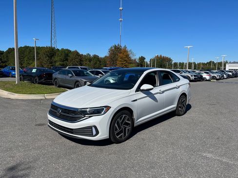 Used 2024 Volkswagen Jetta SEL image 4