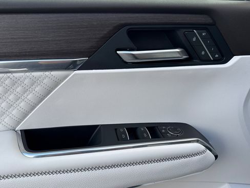 Used 2025 GMC Acadia Denali w/ Super Cruise Package image 15