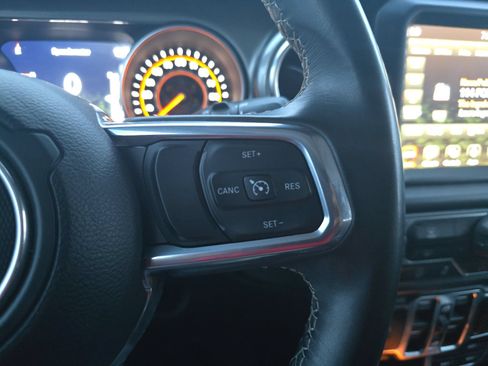 Used 2022 Jeep Wrangler Unlimited Sahara AWD/4WD image 19