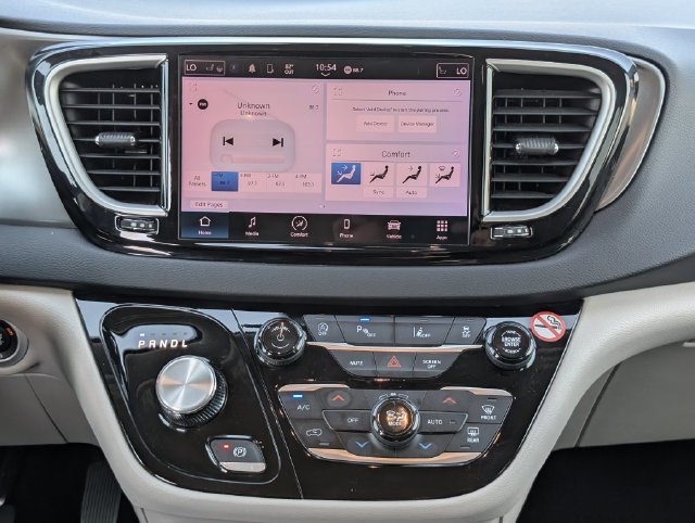 Used 2024 Chrysler Pacifica Touring-L FWD image 17