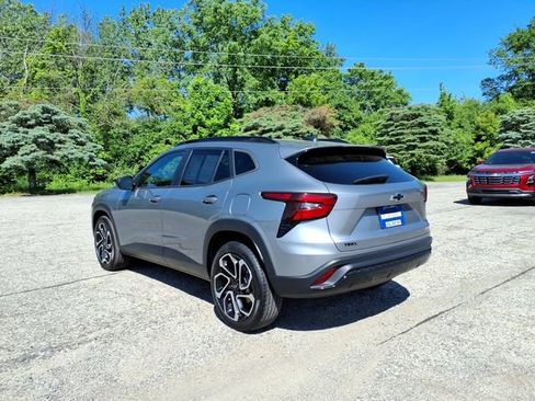 Used 2024 Chevrolet Trax RS w/ Sunroof Package FWD image 5