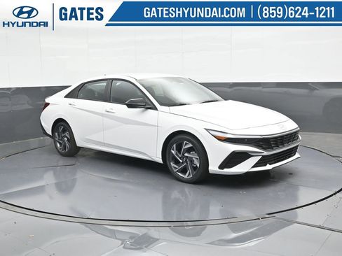 Used 2025 Hyundai Elantra Sport image 4